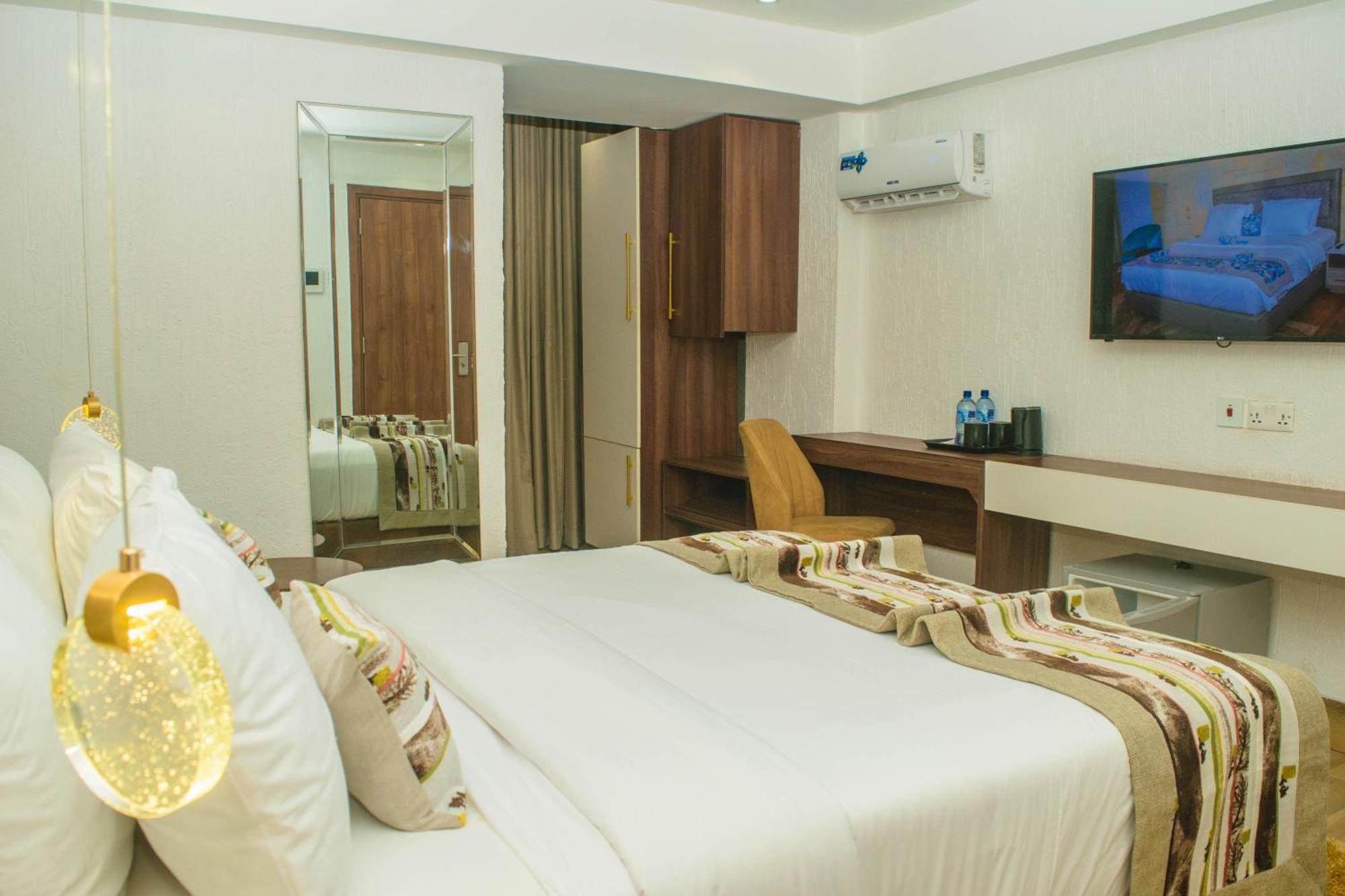 Blue Orange Hotel And Towers Shomolu ภายนอก รูปภาพ